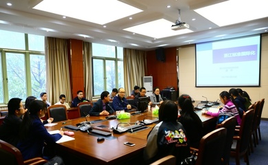 标准的规制与引领作用——浙江省标准化研究专家分享会走进现代经济学实验班